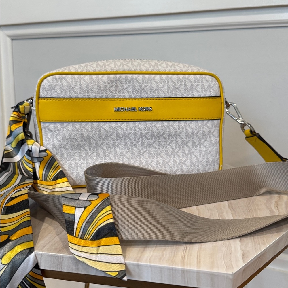 Michael Kors Bag Kenly Jet Set Signature Logo White Yellow Camera Crossbody - Picture 4 of 17